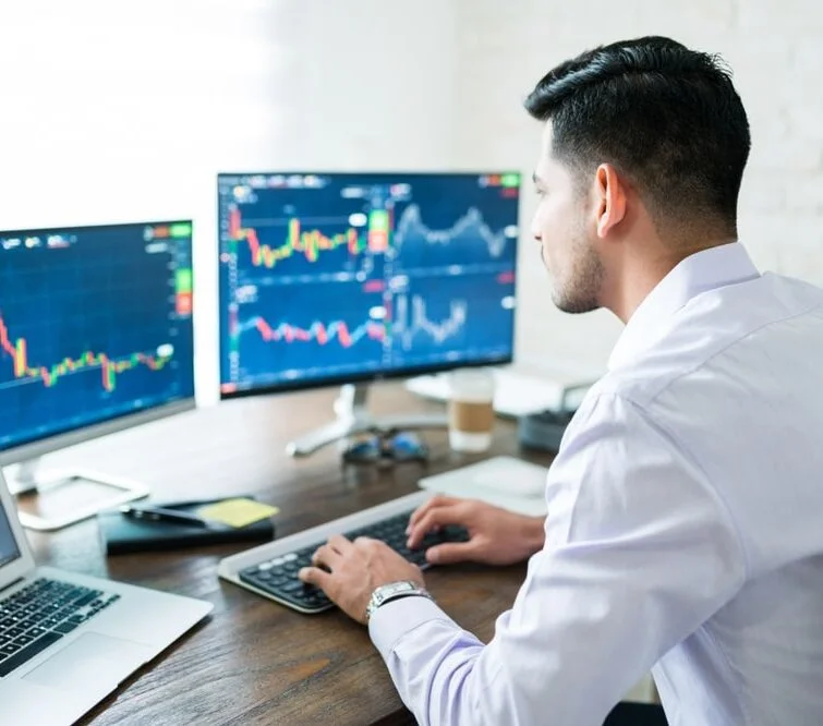 Ein Herr wertet am Rechner Schaubilder aus